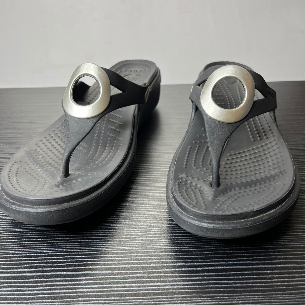 Crocs Sandals Patricia II Wedge Womens Size 9 Black Silver Ring Thong Flip Flops